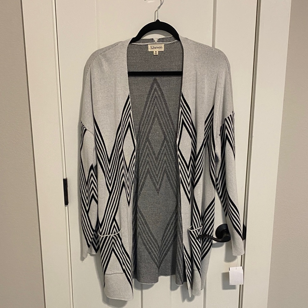 52seven Women's Gray and Black Geometric Cardigan